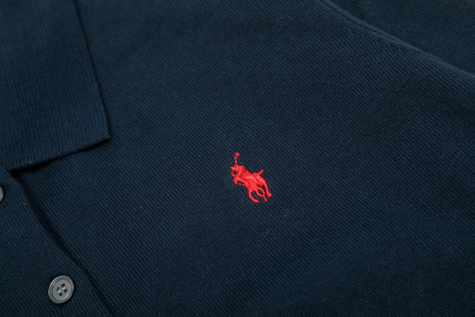 P210 Top quality" Style number: DS210# (not off the shelves all year round) [Ralph Lauren lapel solid color basic pony embroidered logo knitted cardigan long sleeves] ✅Ralph Lauren Ralph Lauren classic basic goddess versatile plain knit lapel cardigan long-sleeved small jacket ✅Main supply platform live broadcast Wholesale entities ✅ZP quality 1:1 version Scan the code to enter the GF website Counter quality ✅Detailed quality The only one in Guangzhou Imported quality cotton yarn Focusing on high-end, cost-effective, and good quality. Needless to say, the version is restored to the original. Loose, comfortable and stress-free. Simple is high-end. Classic is timeless. ✅The upper body is simple and easy to match. A must-have for goddess ootd. Good-looking clothes are never picky. A must-have in the goddess’ wardrobe. Size: S-XL. Color: black, white, gray, navy blue, khaki, pink, apricot, light blue, green, Chinese red.
